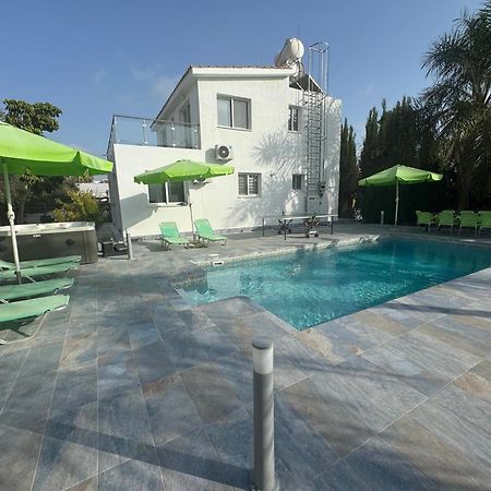 Villa Coralia Gardens 1Km From Coral Bay Beach Bagian luar foto