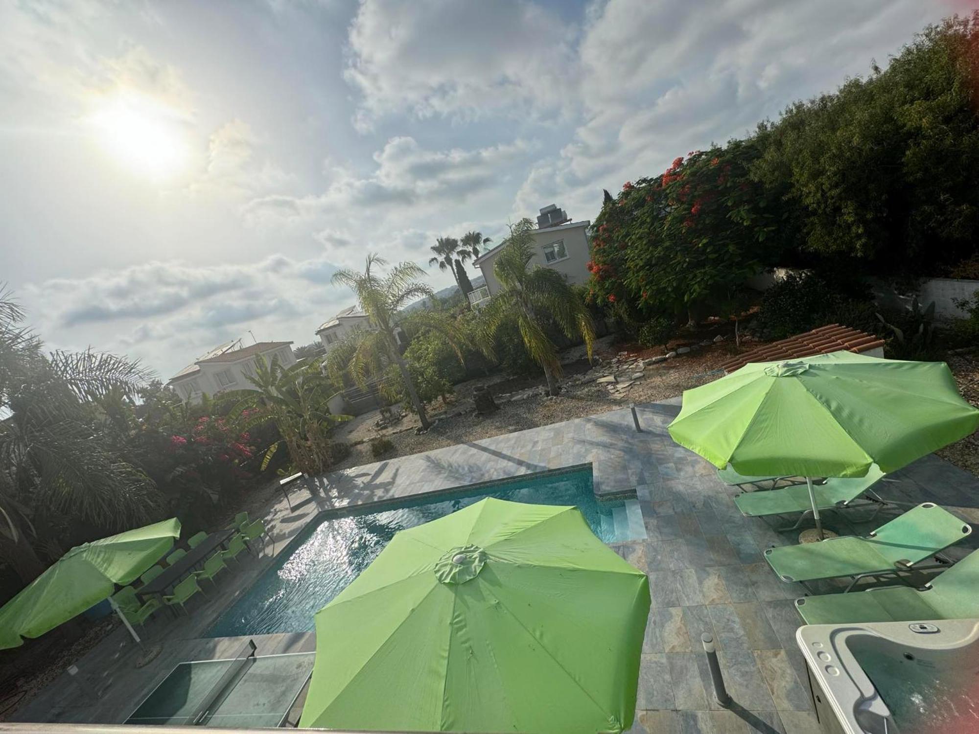 Villa Coralia Gardens 1Km From Coral Bay Beach Bagian luar foto