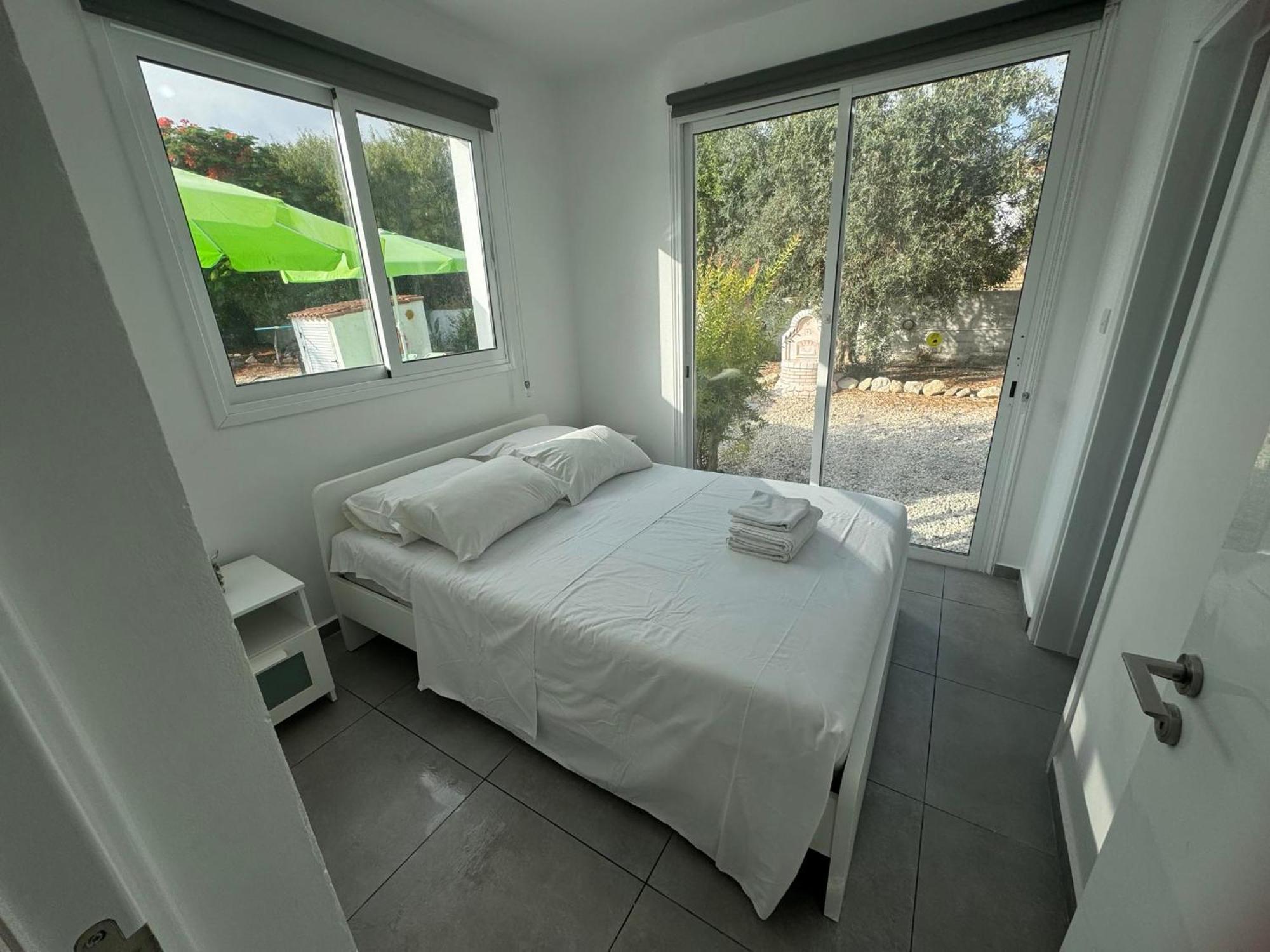 Villa Coralia Gardens 1Km From Coral Bay Beach Bagian luar foto
